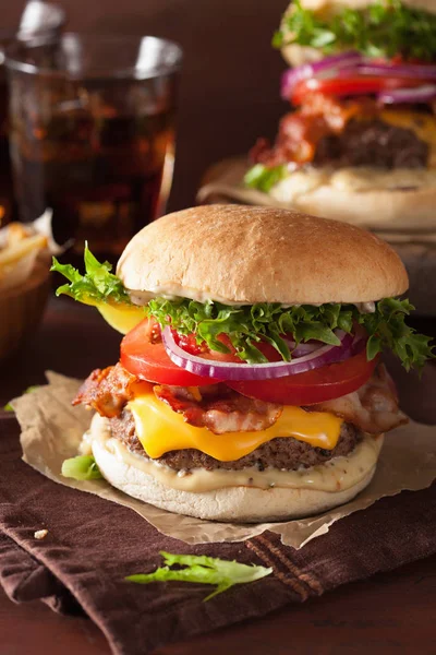 Szalonna sajt burger marha patty paradicsom hagyma — Stock Fotó