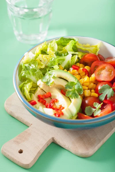 Salada de abacate vegan saudável com tomate e milho doce — Fotografia de Stock