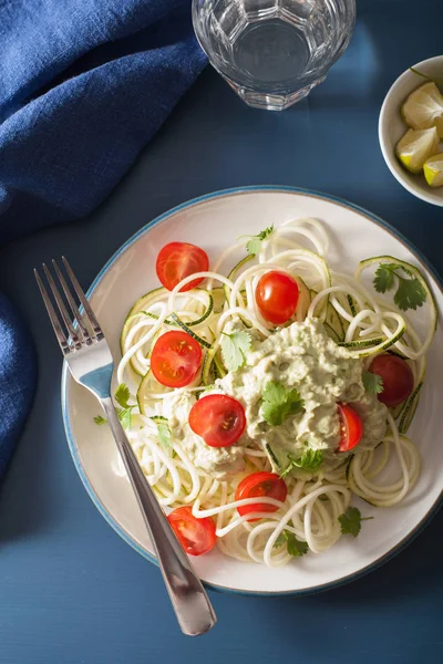 Zucchini-Salat mit Avocado-Dressing, gesund vegan — Stockfoto