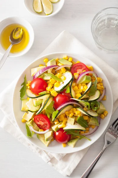 Vyrobeny ze spirálově vinutého Cuketový salát s kukuřice tomato avokádo, zdraví — Stock fotografie