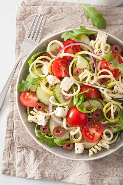 Ensalada de calabacín en espiral estilo griego con aceitunas feta de tomate c — Foto de Stock