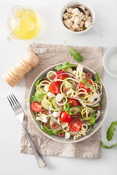 Spiralisierter Zucchini-Salat nach griechischer Art mit Tomaten-Feta-Oliven — Stockfoto