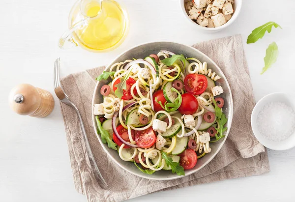 Spiralisierter Zucchini-Salat nach griechischer Art mit Tomaten-Feta-Oliven — Stockfoto