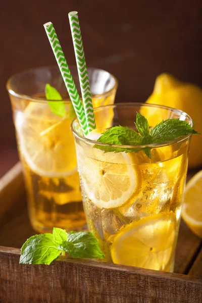 Ice tea with lemon and mint on dark rustic background — Stock Photo, Image