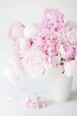 Vazoda güzel pembe şakayık çiçekleri.