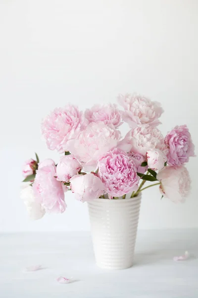 꽃병에 들어 있는 아름다운 분홍빛 조랑 꽃들 — 스톡 사진