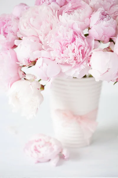 Beautiful pink peony flowers bouquet in vase — Stock Photo, Image