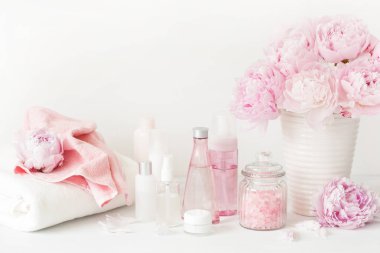 banyo ve spa Şakayık çiçekleri güzellik ürünleri havlu ile