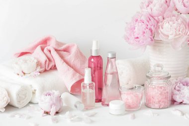 banyo ve spa Şakayık çiçekleri güzellik ürünleri havlu ile