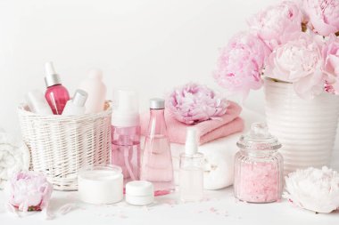 banyo ve spa Şakayık çiçekleri güzellik ürünleri havlu ile