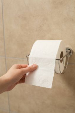 tuvalet kağıdı rulosu sahibi çekerek el