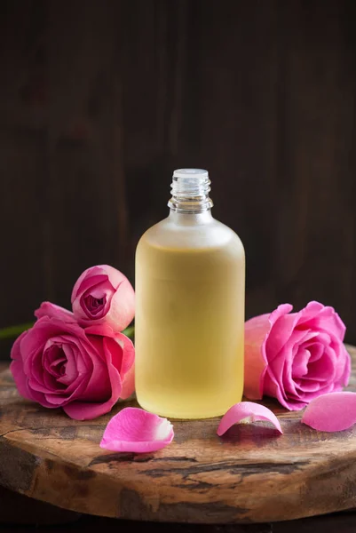 Esenciální olej a květy růže aromaterapie lázně parfumerii — Stock fotografie