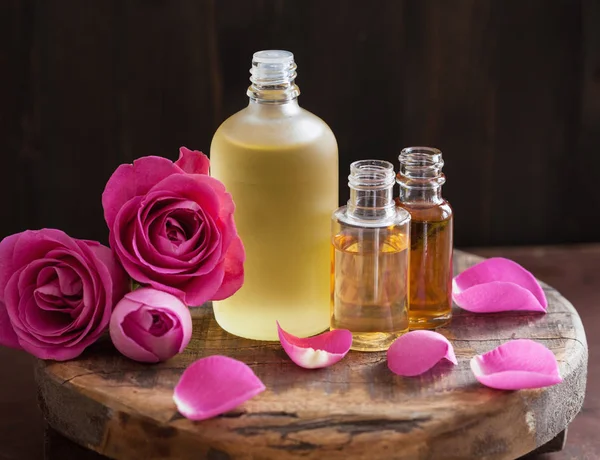 Etherische olie en roze bloemen aromatherapie spa-parfumerie — Stockfoto