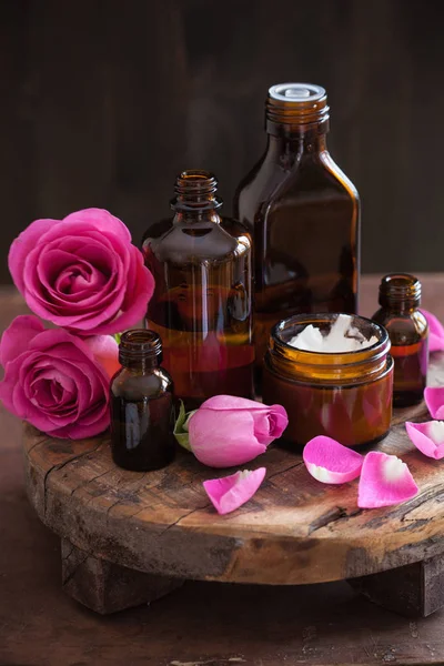 Aceite esencial y flores de rosas aromaterapia spa perfumería —  Fotos de Stock