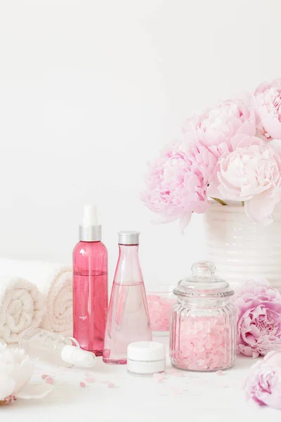 Banho e spa com peônia flores produtos de beleza toalhas — Fotografia de Stock