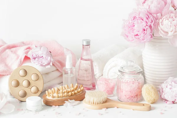 Ванна и спа с пионерскими цветами косметика полотенца щетки — стоковое фото
