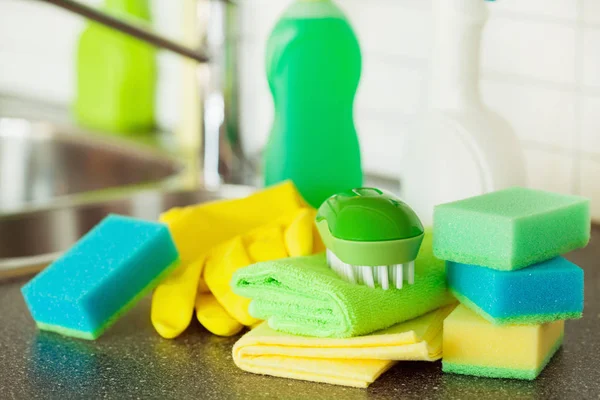 Tisztító termékek háztartási konyhai ecset szivacs kesztyű — Stock Fotó