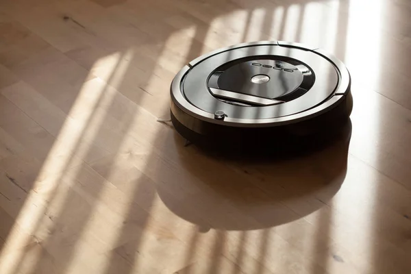 Aspirador robótico no piso de madeira laminado limpeza inteligente tec — Fotografia de Stock