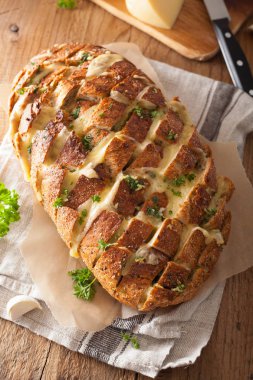 eritilmiş peynir tereyağı otlar ile parti ekmek