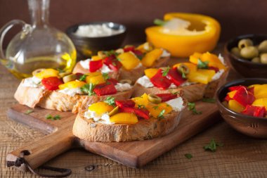 kavrulmuş peppers Keçi peynir zeytin ile İtalyan bruschetta