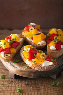 kavrulmuş peppers Keçi peynir zeytin ile İtalyan bruschetta