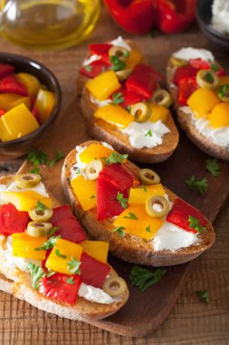 kavrulmuş peppers Keçi peynir zeytin ile İtalyan bruschetta