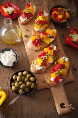 kavrulmuş peppers Keçi peynir zeytin ile İtalyan bruschetta