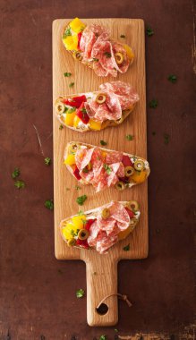 Salam bruschetta kavrulmuş peppers Keçi peynir zeytin