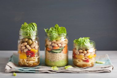 mason vejetaryen kuskus ve makarna salata sebze ile kavanozları bea