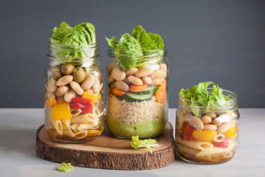 mason vejetaryen kuskus ve makarna salata sebze ile kavanozları bea