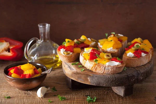 Italienische Bruschetta mit gerösteten Paprika Ziegenkäse Oliven — Stockfoto