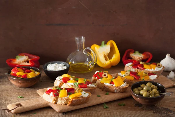 Bruschetta italiana con pimientos asados queso de cabra aceitunas — Foto de Stock