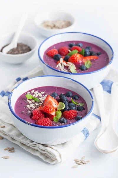 Gesunde Beeren-Smoothie-Schüssel mit Erdbeer-Himbeere — Stockfoto