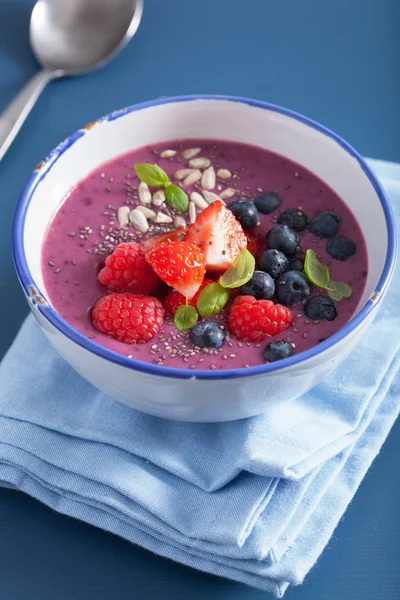 Friska berry smoothie bowl med jordgubbar blåbär hallon — Stockfoto