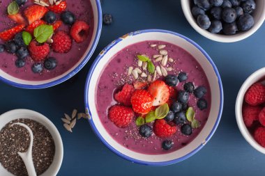 sağlıklı berry güler yüzlü kase çilek böğürtlen ahududu ile 