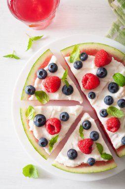 Yoğurt ve böğürtlenli karpuz pizza dilimleri, yaz tatlısı.