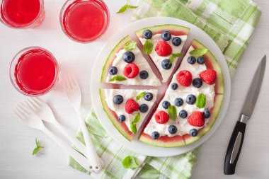 Yoğurt ve böğürtlenli karpuz pizza dilimleri, yaz tatlısı.
