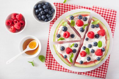 Yoğurt ve böğürtlenli karpuz pizza dilimleri, yaz tatlısı.