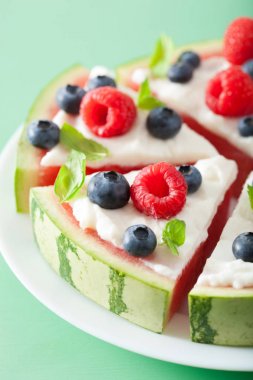 Yoğurt ve böğürtlenli karpuz pizza dilimleri, yaz tatlısı.