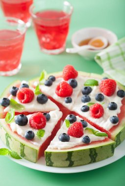 Yoğurt ve böğürtlenli karpuz pizza dilimleri, yaz tatlısı.