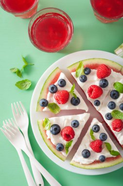 Yoğurt ve böğürtlenli karpuz pizza dilimleri, yaz tatlısı.