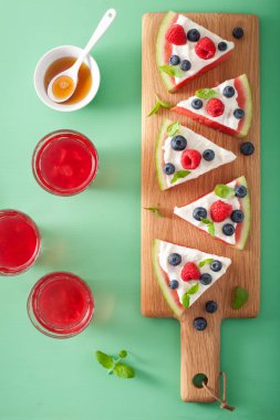 Yoğurt ve böğürtlenli karpuz pizza dilimleri, yaz tatlısı.