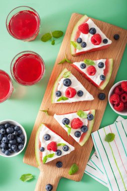 Yoğurt ve böğürtlenli karpuz pizza dilimleri, yaz tatlısı.