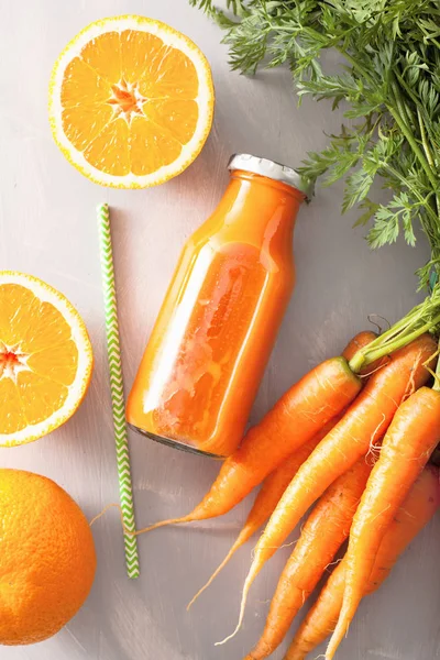 Batido de frutas y verduras en frasco de vidrio, zanahoria naranja —  Fotos de Stock