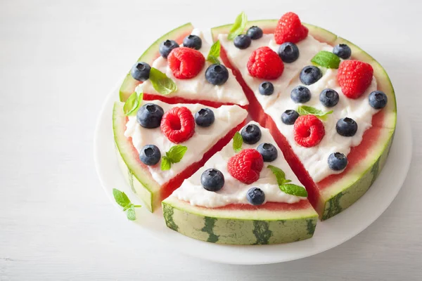 Wassermelonen-Pizzascheiben mit Joghurt und Beeren, Sommer-Dessert — Stockfoto