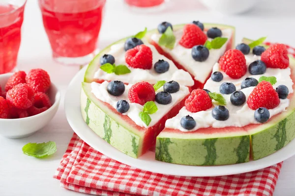 Wassermelonen-Pizzascheiben mit Joghurt und Beeren, Sommer-Dessert — Stockfoto