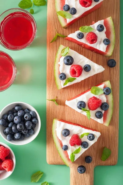 Ломтики арбузной пиццы с йогуртом и ягодами, летний десерт — стоковое фото