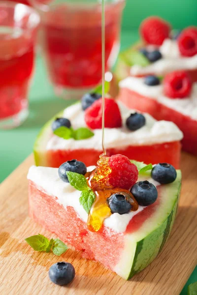 Wassermelonen-Pizzascheiben mit Joghurt und Beeren, Sommer-Dessert — Stockfoto