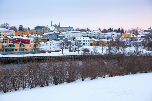 Vista de invierno de casas en Trondheim ciudad Noruega — Foto de Stock