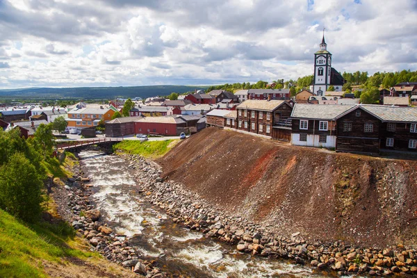 Pequeña ciudad Roros en Noruega — Foto de Stock